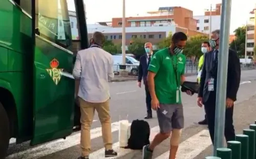 Claudio Bravo llegó con la rodilla totalmente vendada y generó la preocupación del Betis y la Roja. Foto: El Desmarque