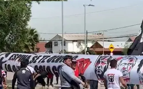 Un centenar de hinchas albos llegaron a manifestarse a las afueras del Monumental.