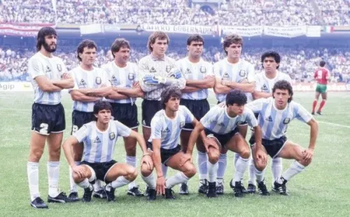 Maradona y Borghi en la última fecha de la fase de grupos ante Bulgaria. El 10 aparece en la esquina superior derecha, mientras que el Bichi se ve abajo, en el segundo lugar de derecha a izquierda. Foto: Getty Images