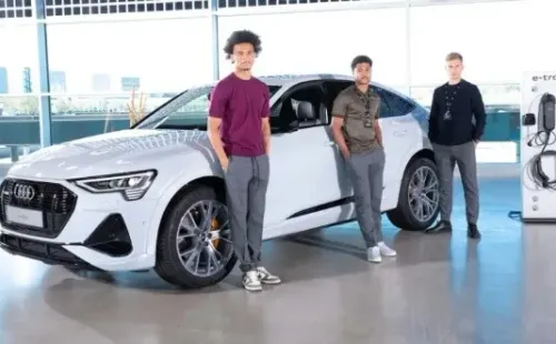 El plantel del Bayern probó los vehículos eléctricos en pista tras una breve introducción del equipo de Audi.