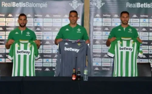 Claudio Bravo fue presentado en Betis de España