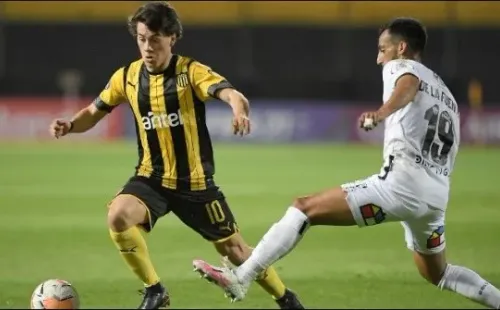 Los albos cayeron por 3-0 ante Peñarol, pero increíblemente aún siguen con opciones de avanzar en Copa Libertadores.