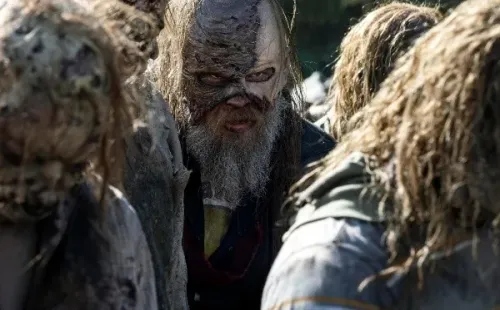 Beta conduciendo la horda en el último episodio de “The Walking Dead”.