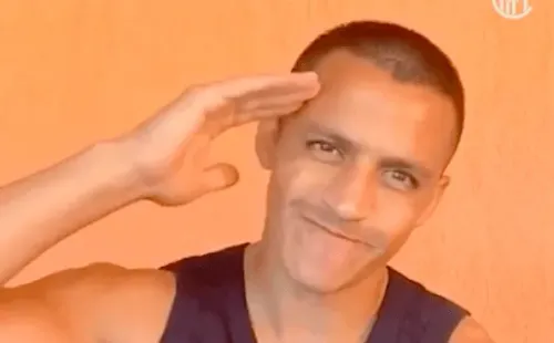 Alexis siempre que está feliz, saluda en Instagram llevando su mano a la frente. Foto: Instagram
