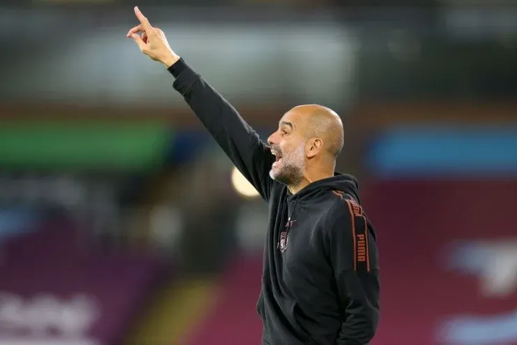 Gurdiola dirigiendo al City
