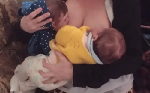 Cota Castelblanco habló de amamantar a su hija y a su hermana a la vez, tarea que ha compartido con su propia madre, a quien se puede ver en esta foto.