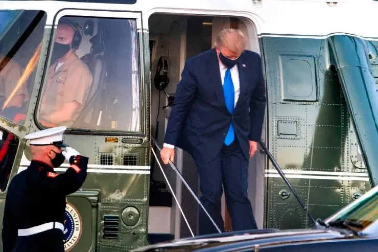 Donald Trump bajando del helicóptero | Foto: AFP