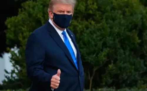 Donald Trump saluda a la prensa | Foto: AFP