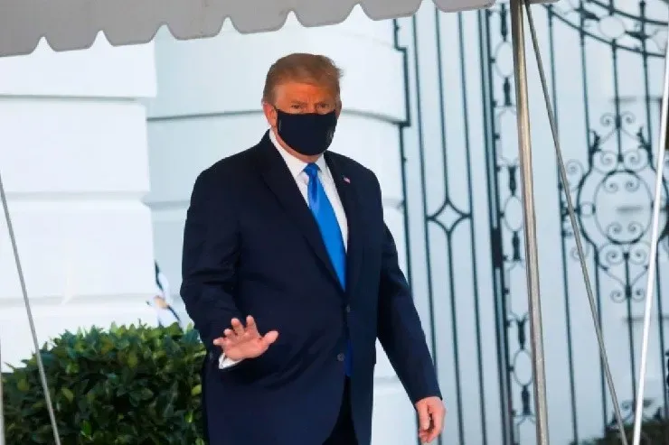 Donald Trump hace gesto frente las cámaras Foto: AFP