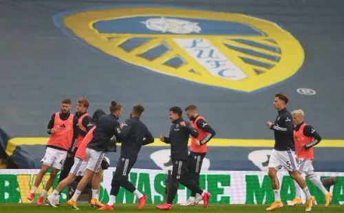 Los jugadores del Leeds trabajan bajo la lluvia. (Foto: Getty)