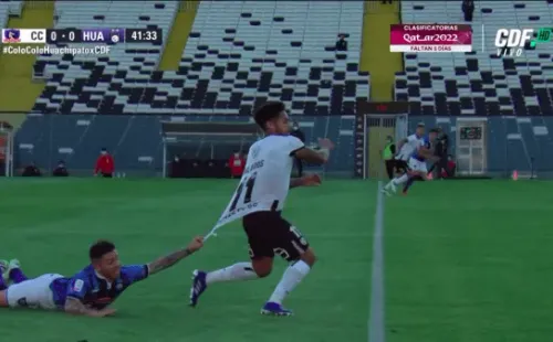 Valenzuela se llevó tarjeta amarilla por la acción contras Bolados.