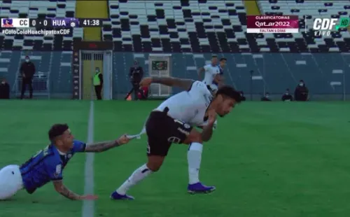 Valenzuela se llevó todas las miradas al colgarse de la camiseta de Bolados para detenerlo.