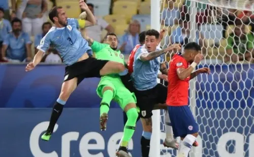 Diego Godín llega anotando de cabeza y amenaza a la golpeada defensa de la Roja. Foto: Agencia Uno