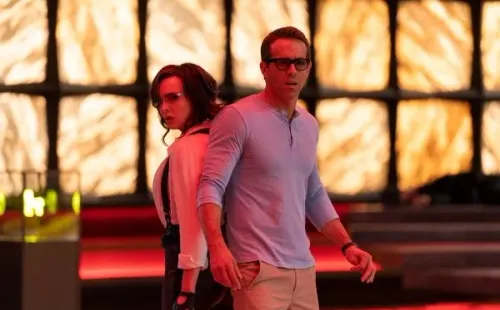 Jodie Comer y Ryan Reynolds en una escena de “Free Guy”.