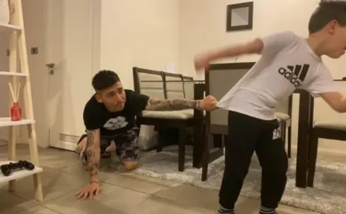 La broma de Valenzuela y su agarrón de camiseta a Bolados. Foto: Instagram