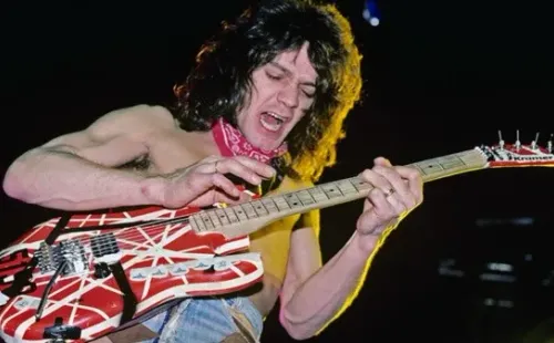 Eddie Van Halen tocando con su banda en uno de los momentos peak de su carrera musical.