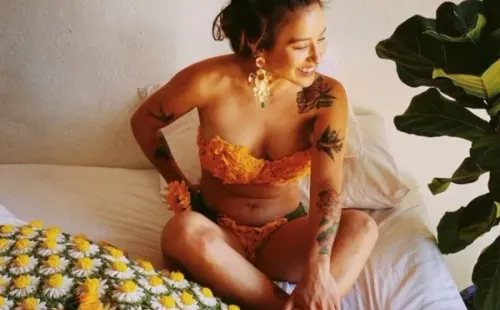 Denise Rosenthal recibió la primavera con su bikini floral.