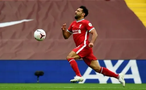 El jugador de Liverpool no dudó en ir en auxilio de un indigente que estaba siendo acosado.