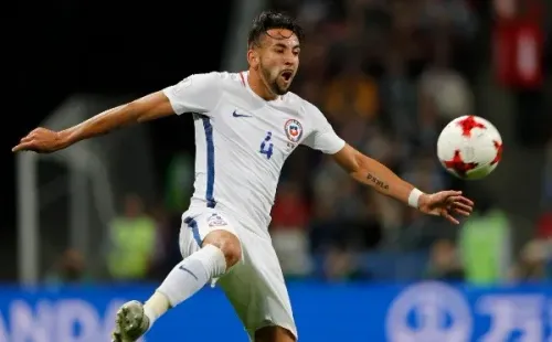Isla arrojó positivo por coronavirus pese a haber sido dado de alta, por lo que estará ausente en el Chile vs Uurguay.
