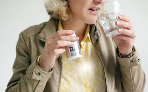 Mujer tomando vitamina D