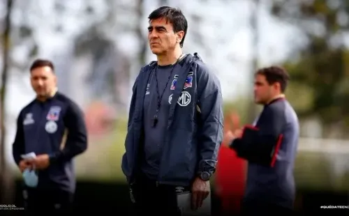 Gustavo Quinteros ya se puso el buzo de Colo Colo y tendrá su esperado debut este viernes ante los Piratas. (Foto: Colo Colo)