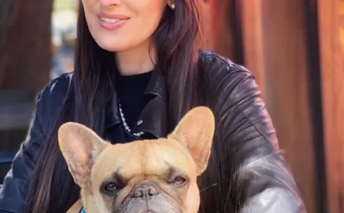 Adriana Barrientos junto a su perrita Asia.
