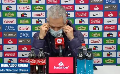 Reinaldo Rueda rompió su mascarilla en plena conferencia y se las ingenió para seguir adelante con sus declaraciones. Foto: La Roja