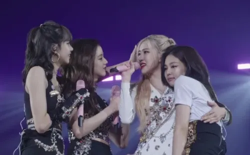 BLACKPINK en una de sus masivas presentaciones que quedó registrada para el documental de Netflix.