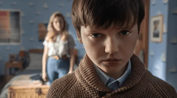 Danielle (Victoria Pedretti) pasará más de un susto con Miles (Benjamin Evan Ainsworth), en “La Maldición de Bly Manor”.