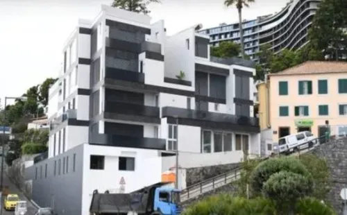 La casa en la ciudad natal de CR7 cuenta con 7 pisos y grande lujos para su madre, hermano, pareja e hijos.