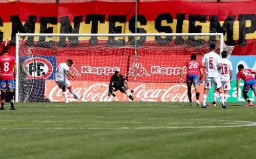 Un penal en el arranque complicó a Unión Española ante Curicó Unido. Foto: Agencia Uno