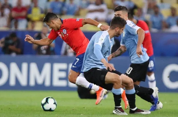 Chile busca este jueves los primeros tres puntos del largo camino de las Eliminatorias Qatar 2022 ante Uruguay en Montevideo. | Foto: Getty Images.