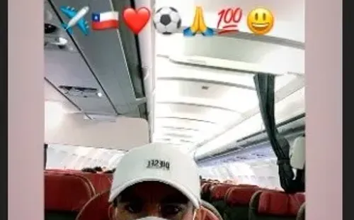 El Huaso compartió en Instagram una foto en el avión rumbo a Chile.