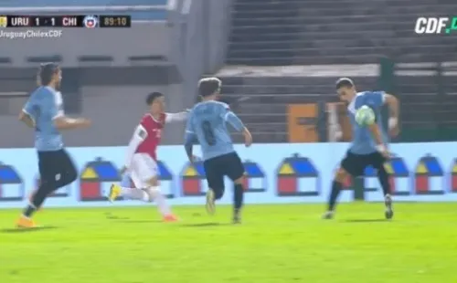La mano de Coates deja poco lugar a la interpretación, por lo que Eber Aquino debió sí o sí cobrar penal en favor de La Roja.