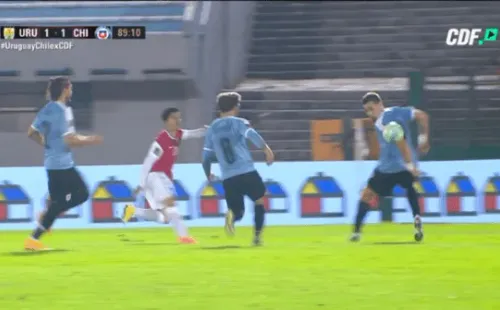 El árbitro Eber Aquino decidió no sancionar un clarísimo penal de Uruguay ante Chile.