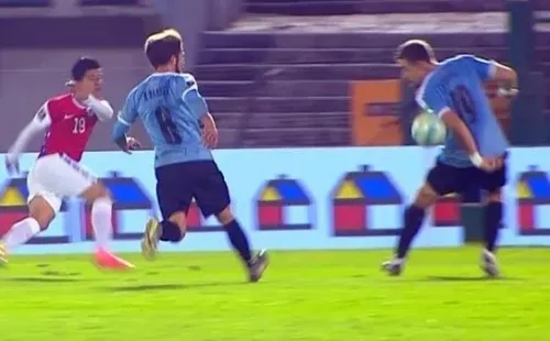 Una mano en el final le pudo dar el triunfo a Chile ante Uruguay, pero el árbitro se olvidó que tenía VAR y ni siquiera lo fue a ver.