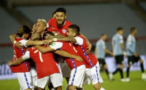 Chile cayó con polémica ante Uruguay. Alexis Sánchez intentó levantar el ánimo de sus compañeros con una recordada frase de Marcelo Bielsa. Foto: Agencia Uno