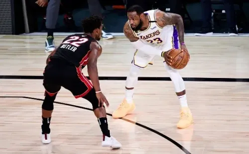 El sexto juego fue decisivo y LeBron James se impuso a Jimmy Butler en la cancha. (Foto: Getty)