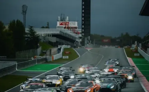 El chileno de 21 ya suma dos podios en la temporada del torneo europeo de Gran Turismo.