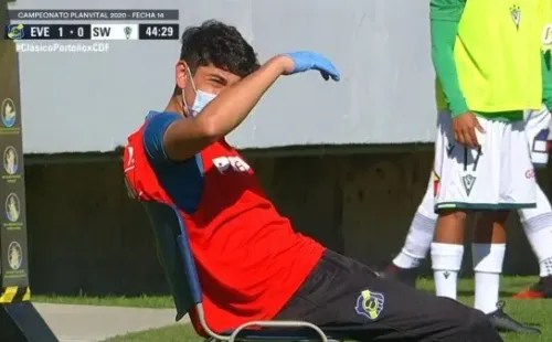 Tranquilidad ante todo: el pasapelotas de Everton ante Wanderers.