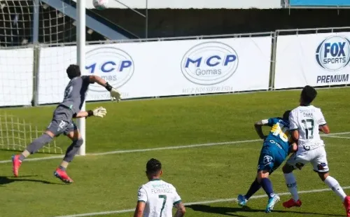 Cuevas anotó de cabeza el primer gol de la tarde. (Foto: Agencia UNO)