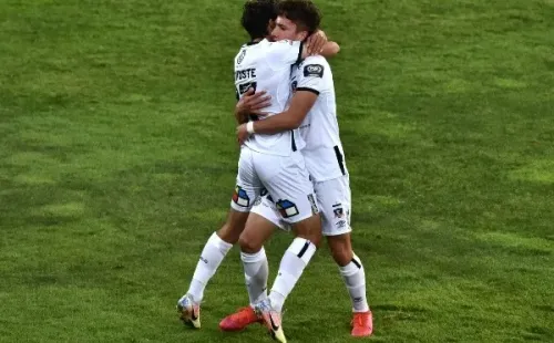 Luciano Arriaga festeja su primer gol profesional en Colo Colo.