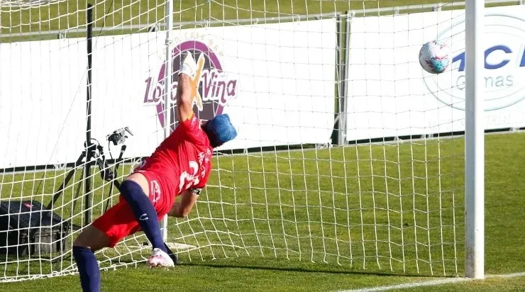 Johnny Herrera no puede evitar el empate de Wanderers en el último minuto. Foto: Agencia Uno