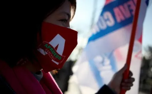 Mujer viste mascarilla del 'Apruebo'