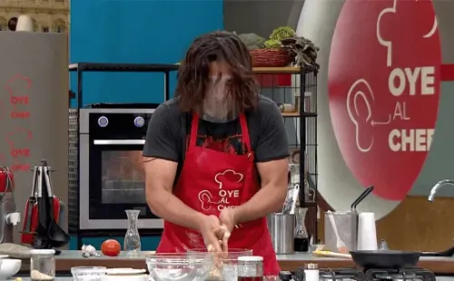 Cristián Riquelme en problemas durante el episodio de “Oye al Chef”.