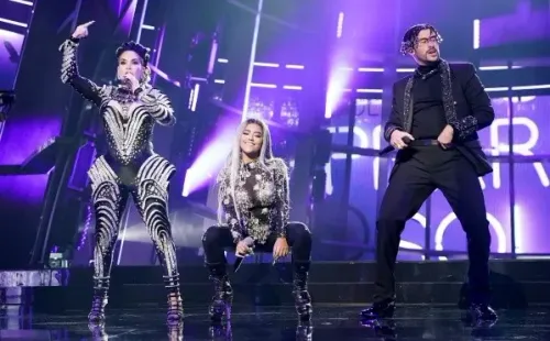 Bad Bunny en medio de su actuación junto a Ivy Queen y Neso en los Billboard Music Awards.