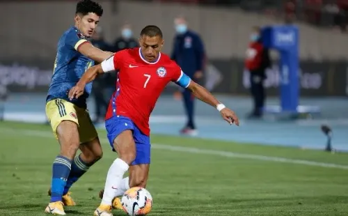 Alexis Sánchez fue una de las grandes figuras de Chile en el inicio de las eliminatorias, pero habría sufrido una lesión que lo dejaría fuera de las canchas por algunos días. Foto: Agencia Uno