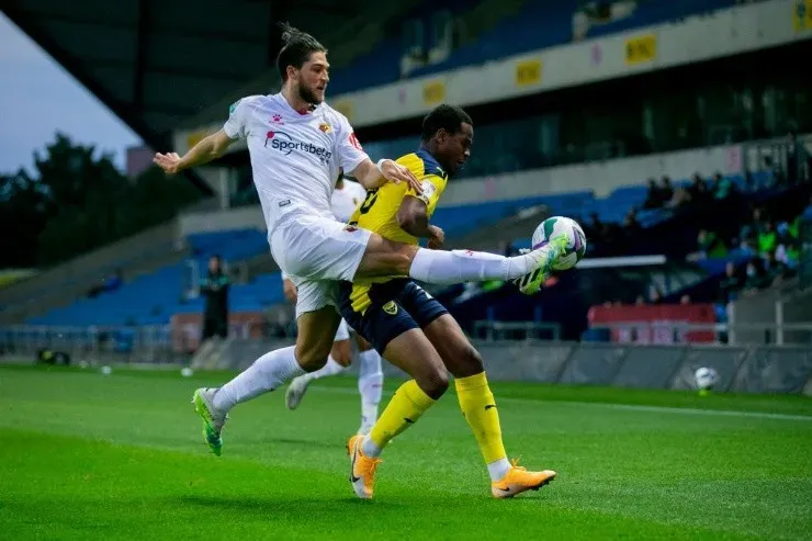 Sierralta jugando para Watford