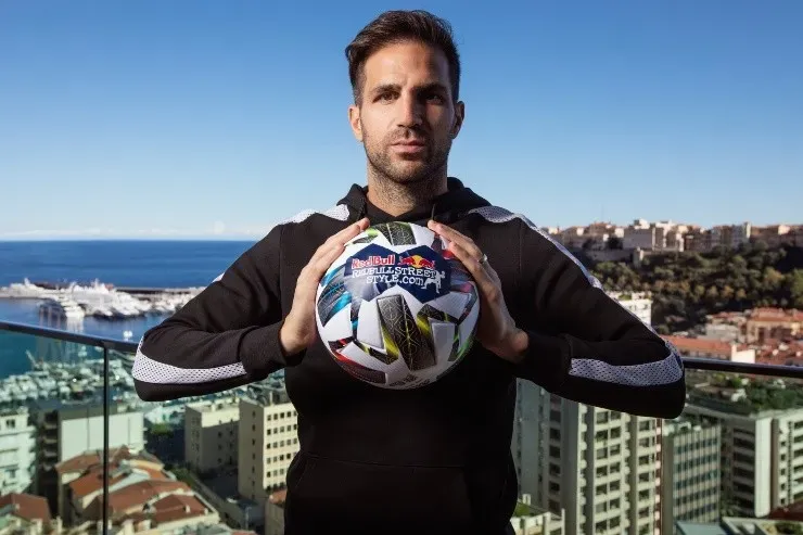 Cesc Fábregas será el encargado de escoger a los ganadores de la nueva categoría “Mejor Truco” en el Red Bull Street Style 2020. | Foto: Red Bull.