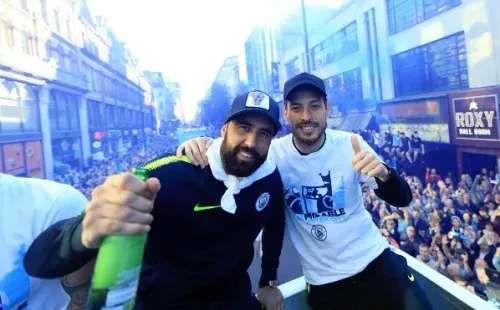 Claudio Bravo se encontrará en cancha con David Silva, amigo y compañero del portero en el Manchester City. (Foto: Getty)